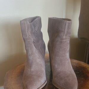 Vince Camuto Brown Moss Suede Ankle Booties 5.5. 3.25 Block Heel